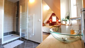 Quadruple Room (Bougainvilliers) | Bathroom | Shower, hair dryer, towels, soap - Le Bois de Crépi (Poilley)