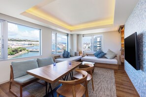 Caja fuerte, escritorio, cortinas opacas y sistema de insonorización