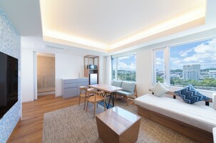 Caja de seguridad en la habitación, escritorio y cortinas blackout 