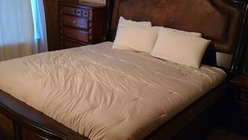 2 habitaciones, tabla de planchar con plancha y ropa de cama