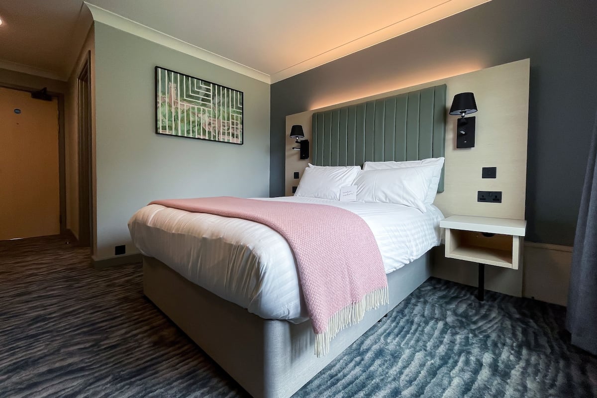 standard double room, 1 double bed | hypo-allergenic bedding, in-room safe, desk, laptop workspace