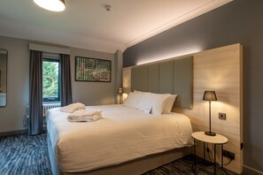 Premium bedding, in-room safe, desk, laptop workspace - Scarman - Warwick Conferences (Coventry)