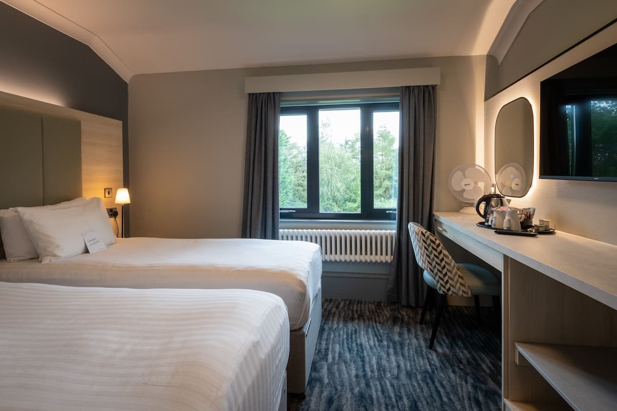 Standard-Zweibettzimmer | Hochwertige Bettwaren, Zimmersafe, Schreibtisch