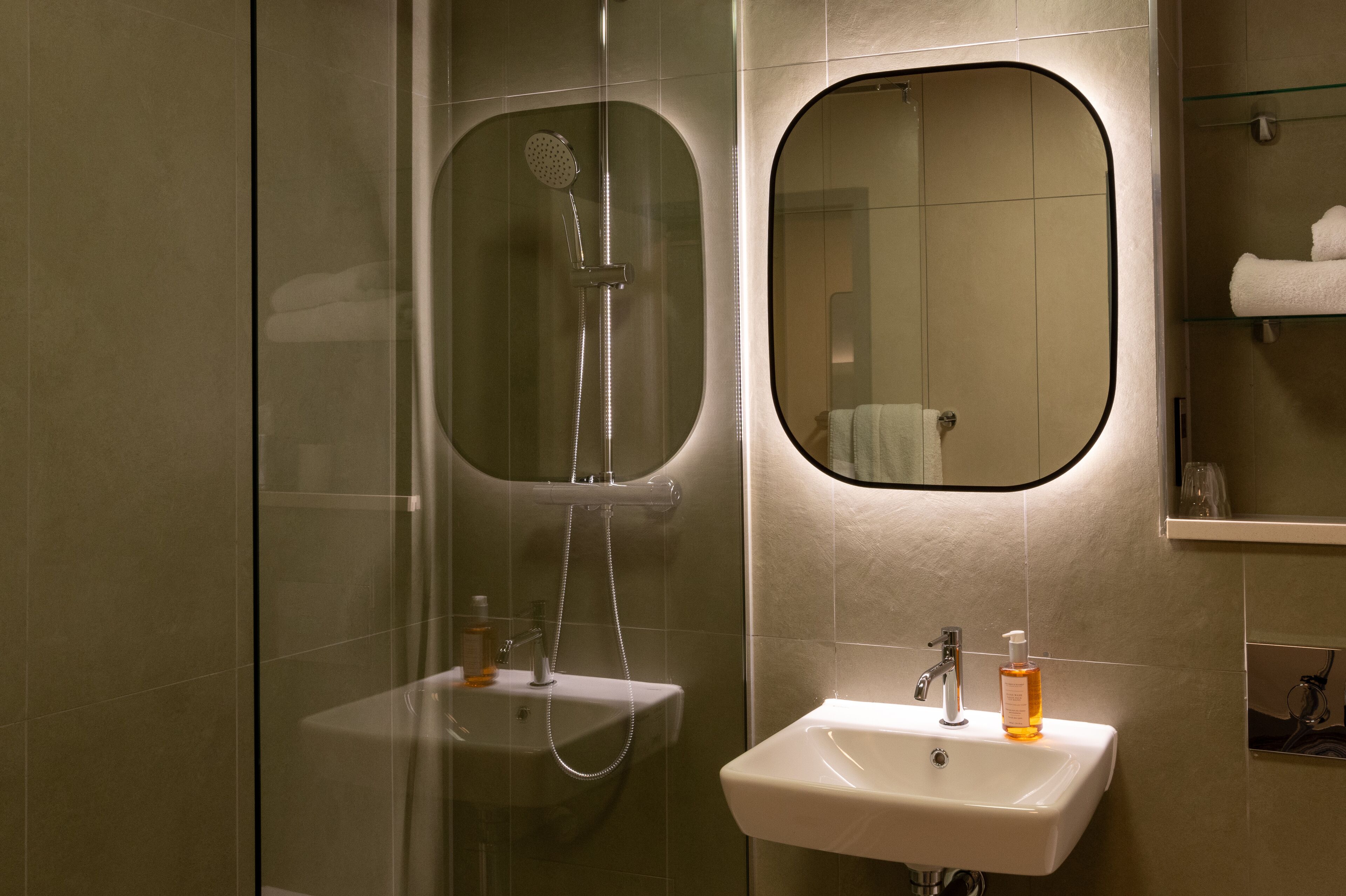 standard twin room | bathroom shower