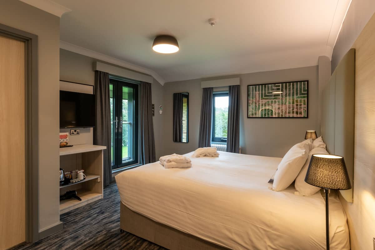 executive double room | hypo-allergenic bedding, in-room safe, desk, laptop workspace