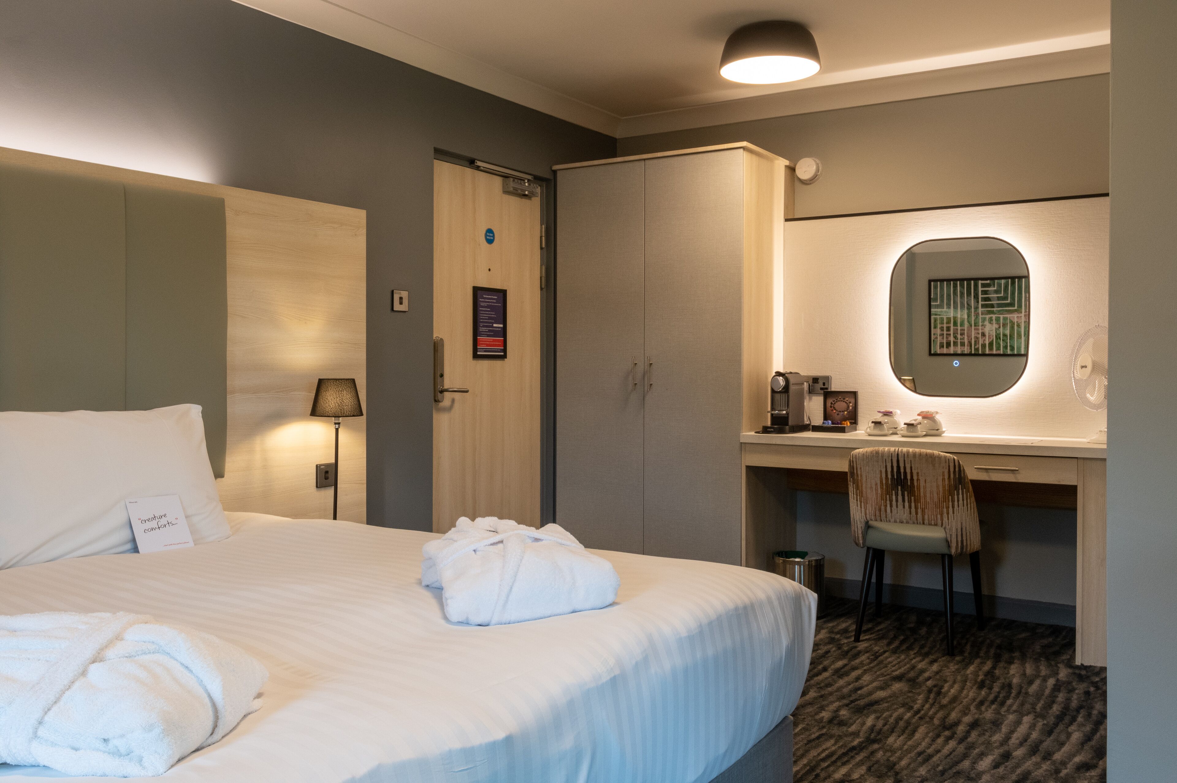 executive double room | hypo-allergenic bedding, in-room safe, desk, laptop workspace