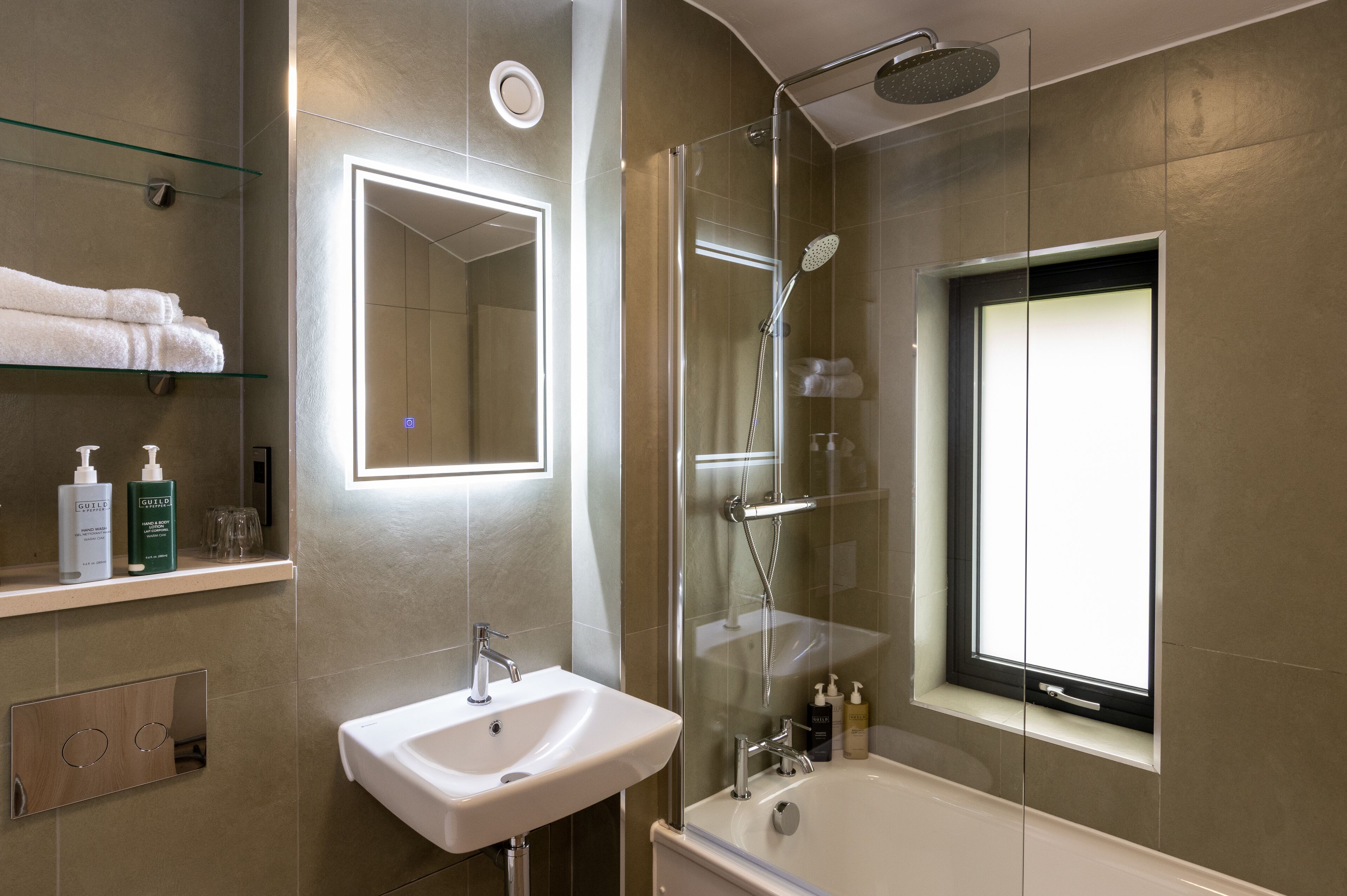 executive double room | bathroom | free toiletries, hair dryer, towels, soap