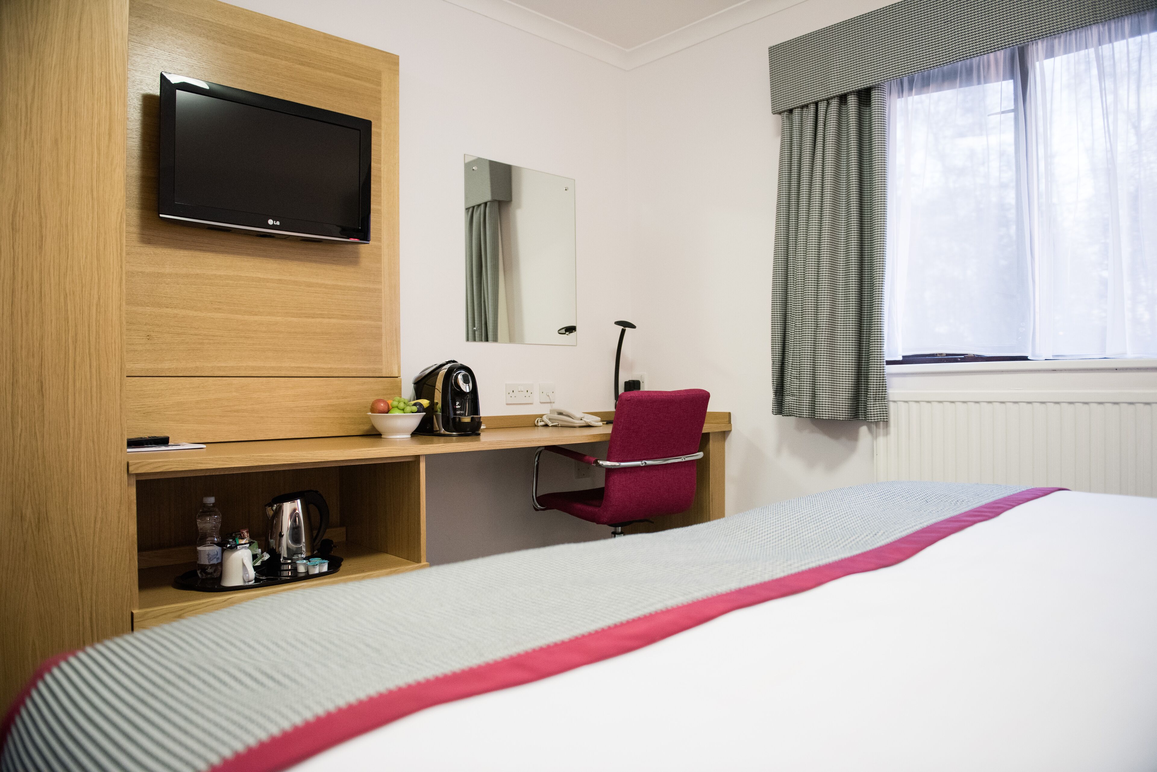 standard double room | premium bedding, in-room safe, desk, laptop workspace