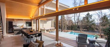 Premium Villa, Berbilang Katil, Non Smoking, Sauna (A,SPA, Modern, Pool, OutdoorHotSpring) | Peralatan tempat tidur premium, peti besi dalam bilik