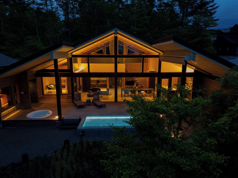 Sängtillbehör av högsta kvalitet och värdeförvaringsskåp på rummet