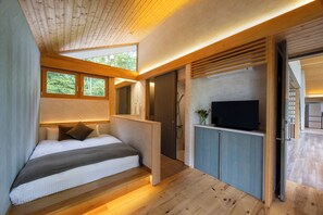 Ropa de cama de alta calidad y caja de seguridad en la habitación 