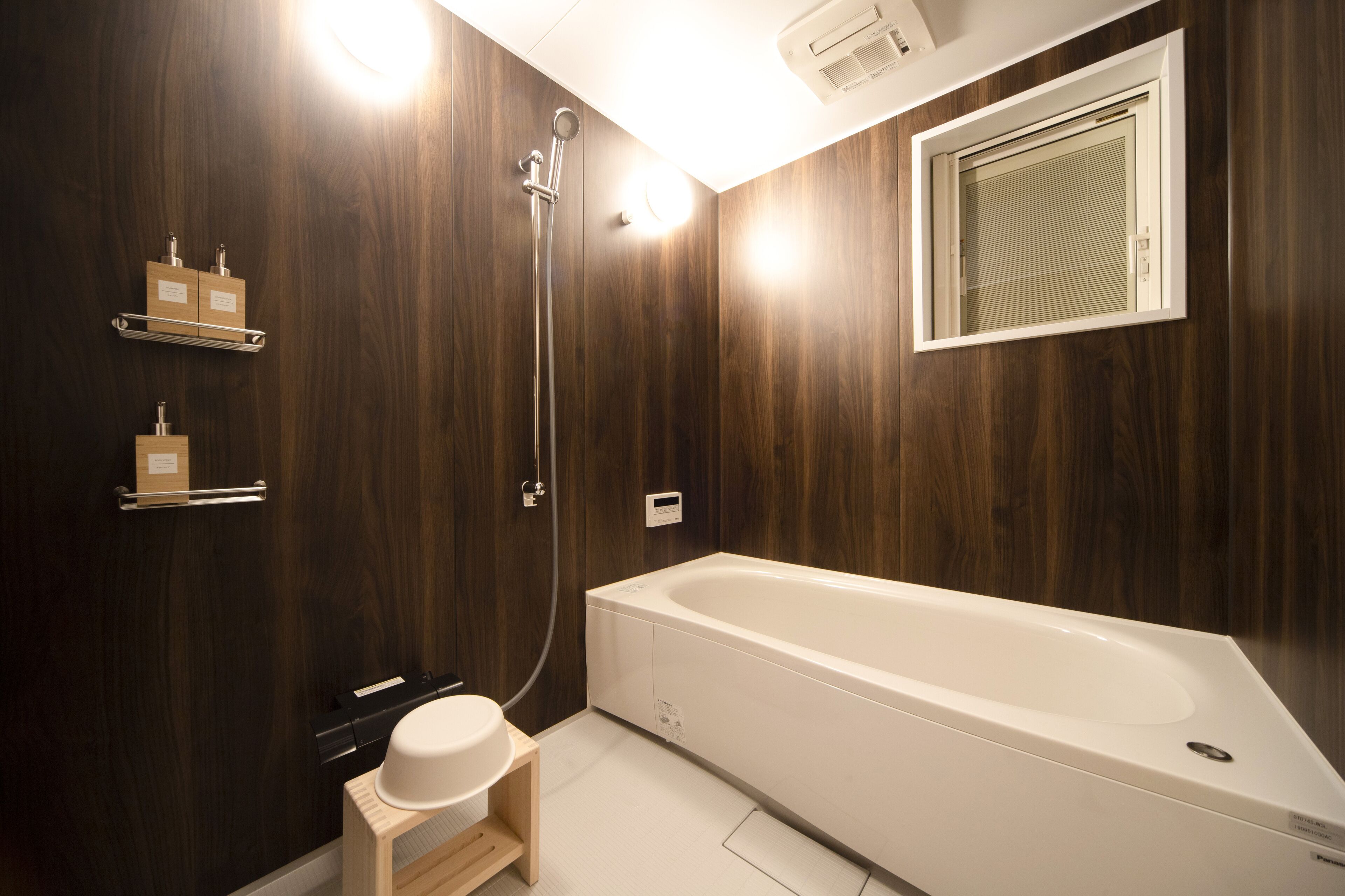 Villa, niet-roken (C, Resort style, with private garden) | Badkamer | Een bad/douchecombinatie, een haardroger, pantoffels, handdoeken