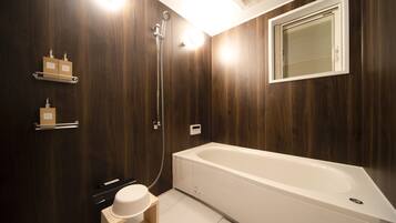 Villa, niet-roken (C, Resort style, with private garden) | Badkamer | Een bad/douchecombinatie, een haardroger, pantoffels, handdoeken