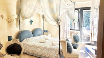 Una scrivania, tende oscuranti, insonorizzazione