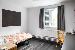 Skrivebord, skrivebord for bærbar PC og blendingsgardiner