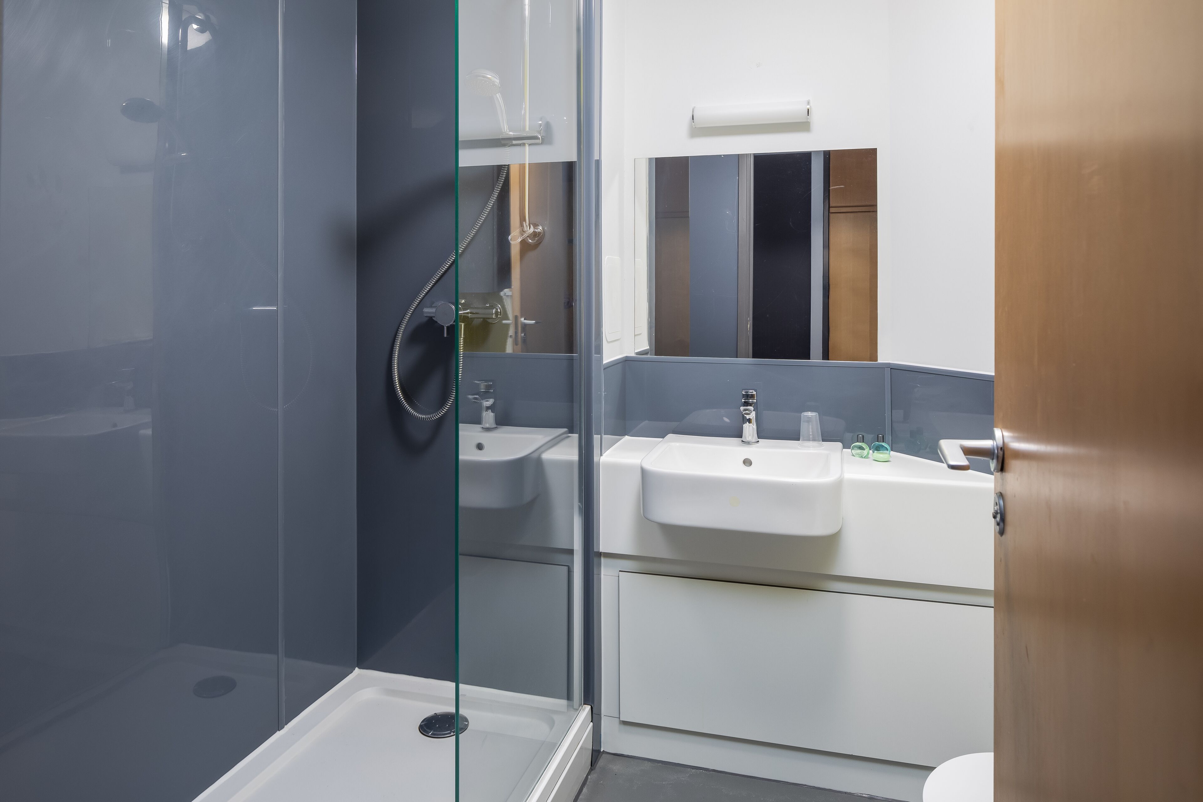 Economy Single Room | Bathroom | Combined shower/bathtub, hair dryer, towels, soap