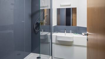 Economy Single Room | Bathroom | Combined shower/bathtub, hair dryer, towels, soap