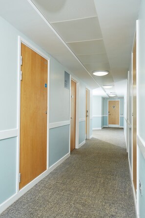 Chambre Simple Économique | Bureau, espace de travail pour ordinateur portable, rideaux occultants