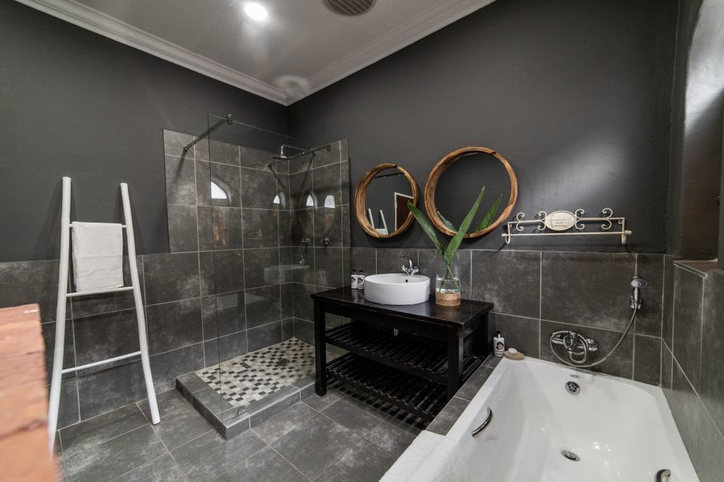 Separate bathtub and shower, deep-soaking bathtub, free toiletries