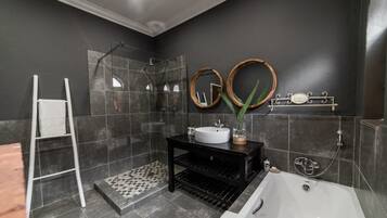 Separate bathtub and shower, deep-soaking bathtub, free toiletries