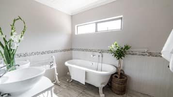 Baignoire et douche séparées, baignoire profonde