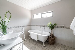 Separate bathtub and shower, deep-soaking bathtub, free toiletries - Solo Gracia Guest House (Bloemfontein)