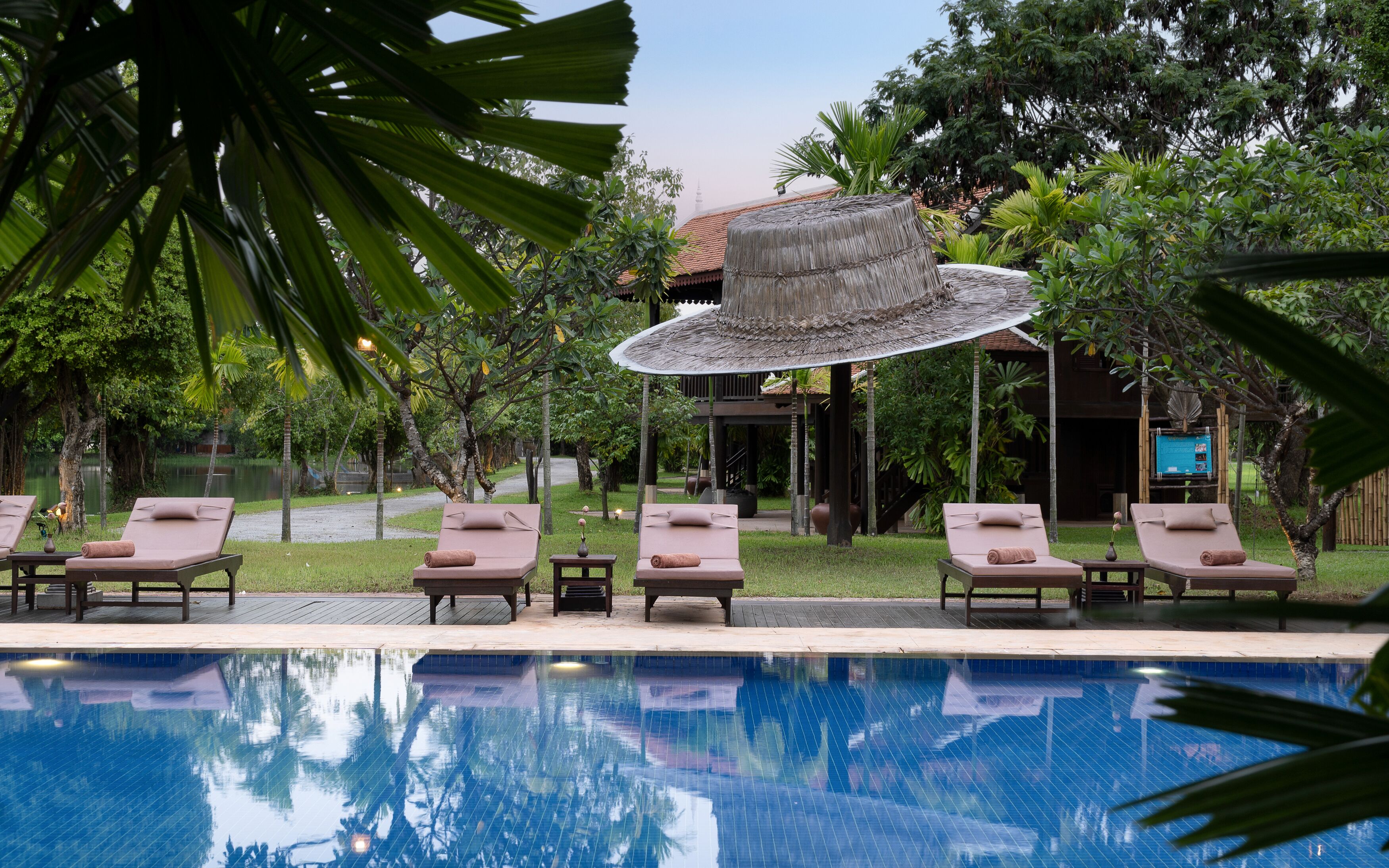 2 outdoor pools, open 6:00 am to 10:00 pm, free pool cabanas