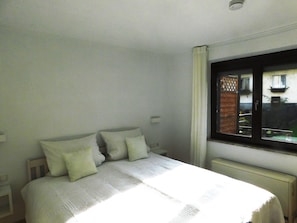 1 habitación, caja de seguridad en la habitación y muebles diferentes 