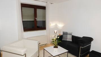 Apartment, 1 Schlafzimmer, Terrasse (Rudi) | Wohnbereich | LED-Fernseher