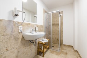 Ducha, secador de pelo, toallas y jabón