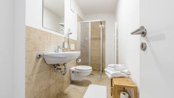 Suite junior | Baño | Ducha, secador de pelo, toallas y jabón