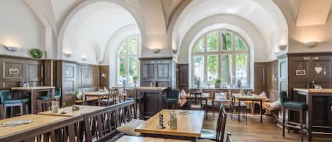 Déjeuner et dßner servis sur place, spécialités Cuisine allemande