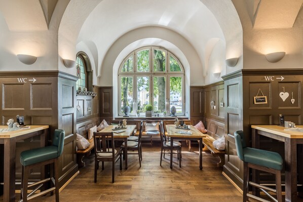 Lunch and dinner served, German cuisine - Hotel Kneitinger Alter Schlachthof (Regensburg)