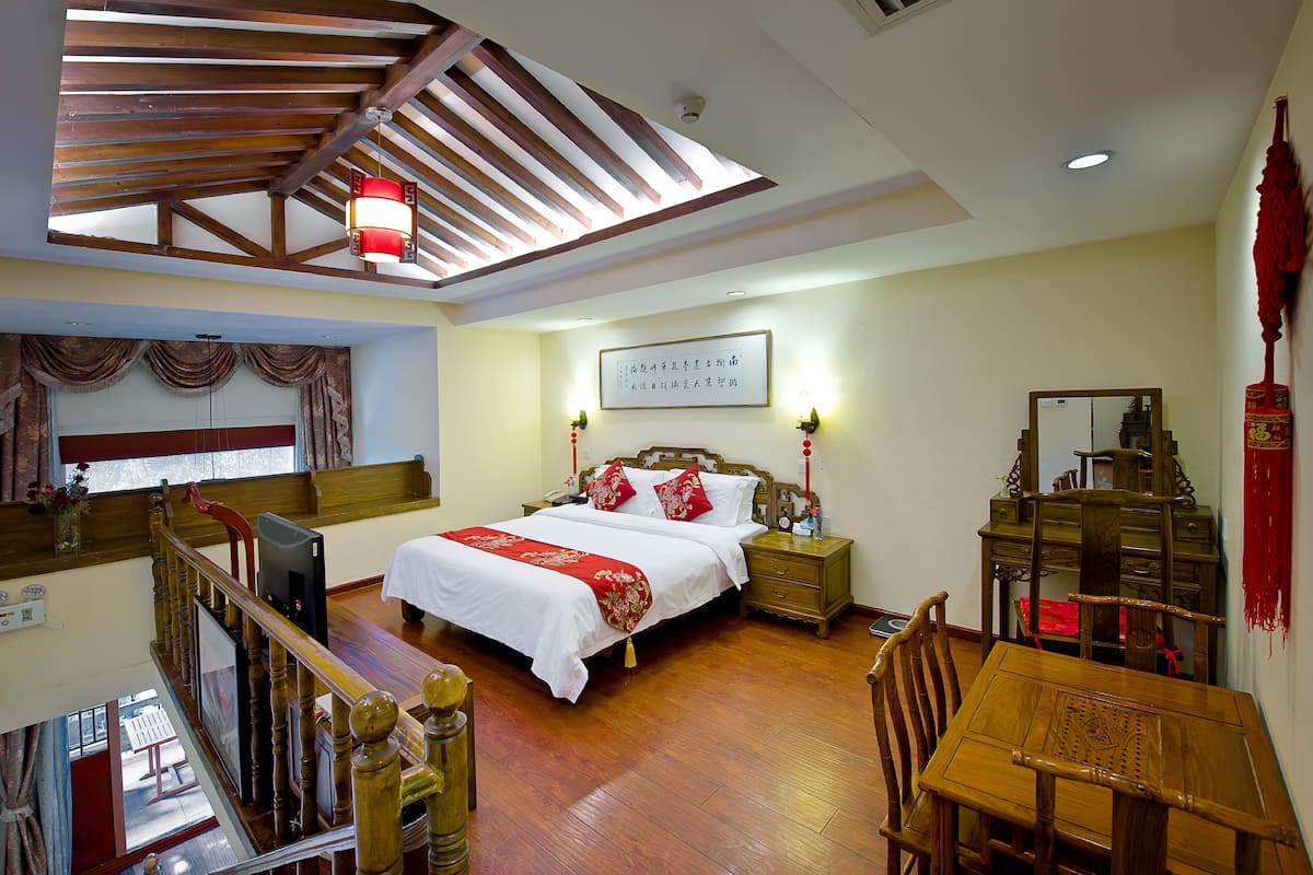 Deluxe Suite | Minibar, in-room safe, desk, blackout curtains