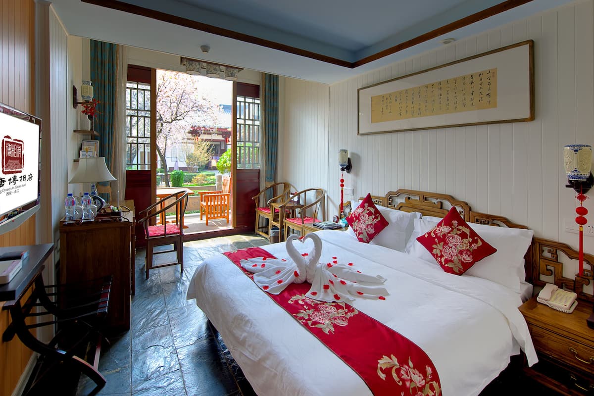 Deluxe Double Room | Minibar, in-room safe, desk, blackout curtains