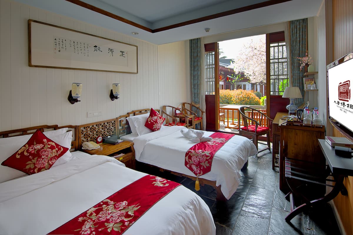 Deluxe Twin Room | Minibar, in-room safe, desk, blackout curtains