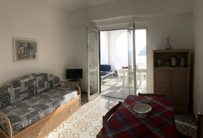 Panoramic Apartment, 1 Bedroom | Living room | Flat-screen TV - Casa Assunta (Serrara Fontana)