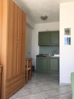 Refrigerador, horno, placa de cocina, arrocera