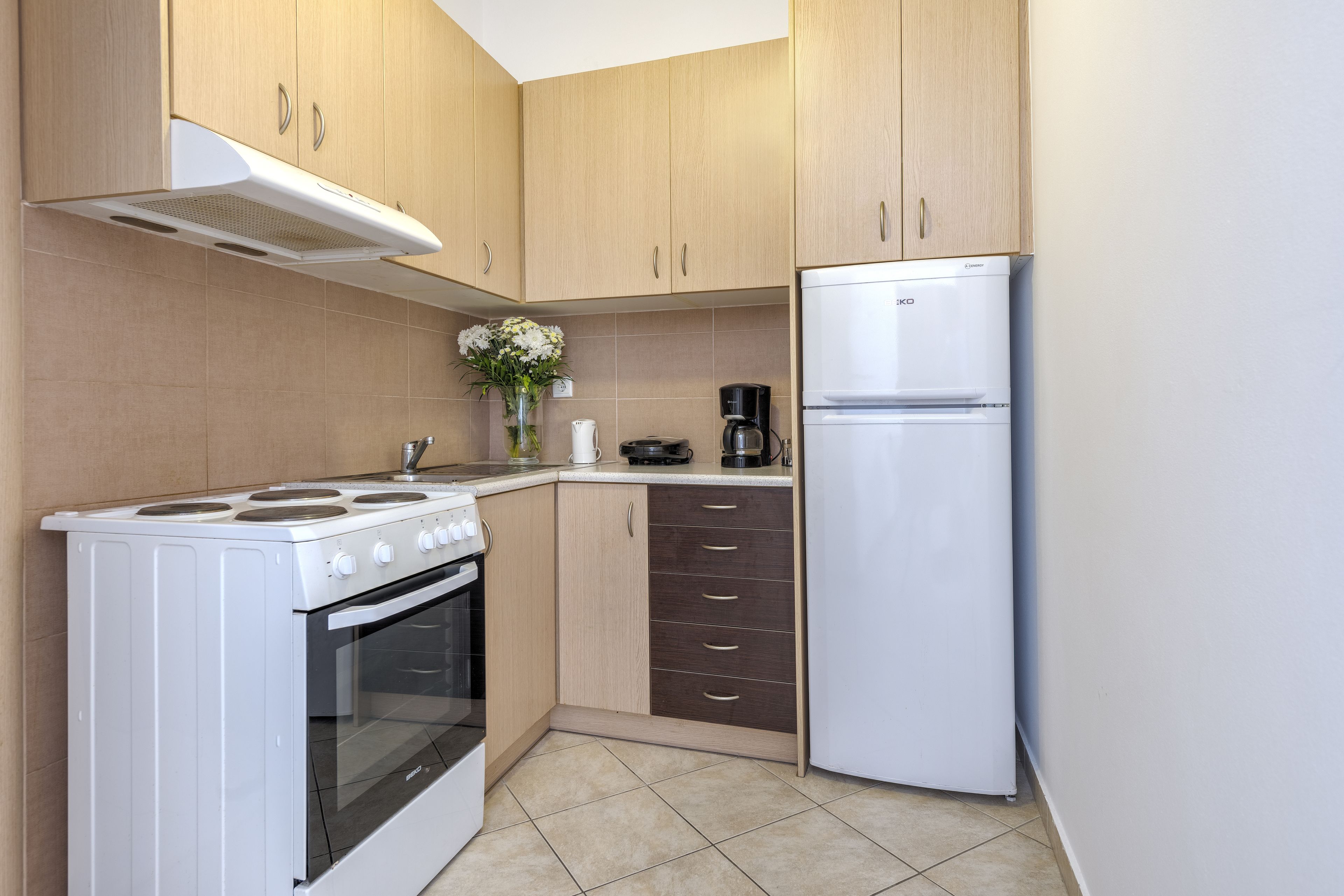Appartamento familiare, balcone | Cucina privata | Macchina per tè/caffè, frigorifero con congelatore, forno, piano cottura