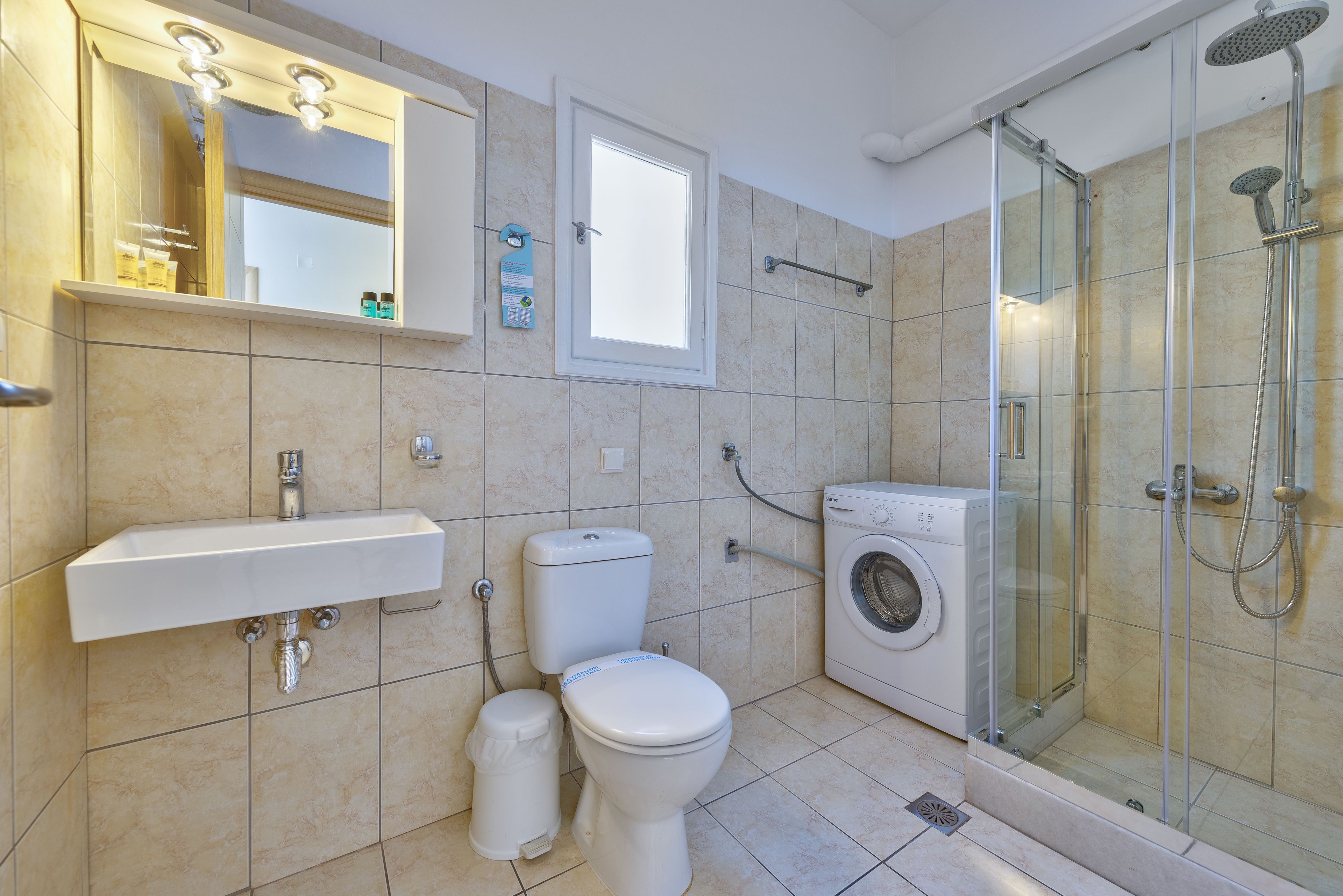 Familienapartment, Balkon | Badezimmer | Dusche, Regendusche, kostenlose Toilettenartikel, Haartrockner