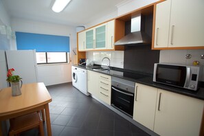 Fridge, microwave, oven, stovetop - Meriteluna Mountain - Lisbon, Sintra and Cascais (Cacém)
