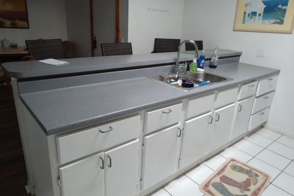 Kitchen sink with pull out sprayer faucet