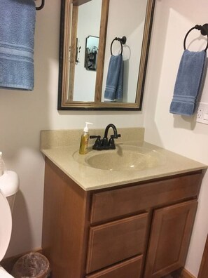 Suihkun ja ammeen yhdistelmä, hiustenkuivaaja, pyyhkeet