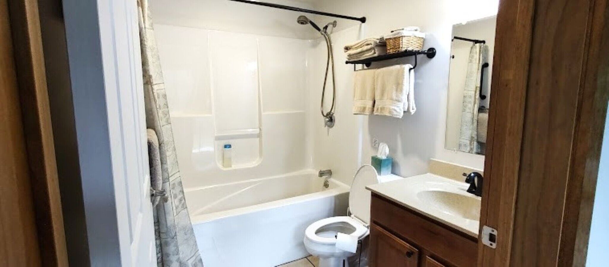 Ein Badezimmer mit Badewanne, Toilette und Waschbecken.