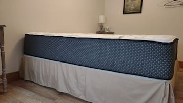 1 habitación, escritorio, tabla de planchar con plancha y cuna de viaje