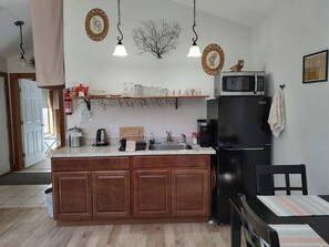 Jääkaappi, mikroaaltouuni, liesi, kahvin-/teenkeitin