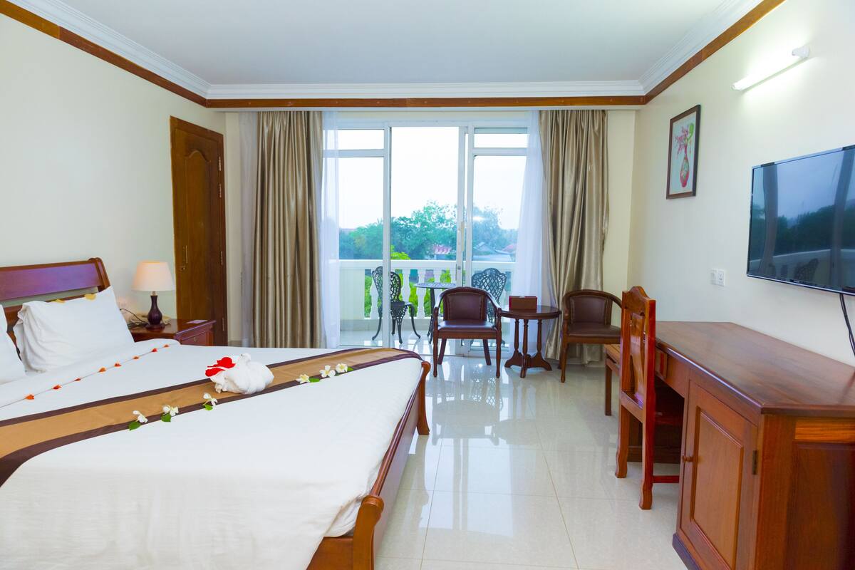 Deluxe King | 1 bedroom, minibar, in-room safe, desk