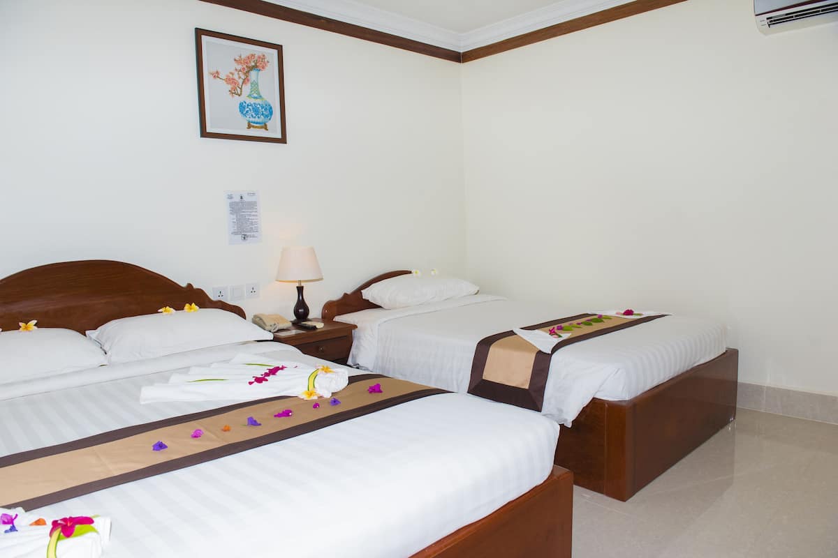 Junior Twin | 1 bedroom, minibar, in-room safe, desk