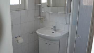 Douche, serviettes fournies, papier toilette