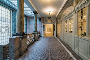 Luxe beddengoed, een minibar, een kluis op de kamer